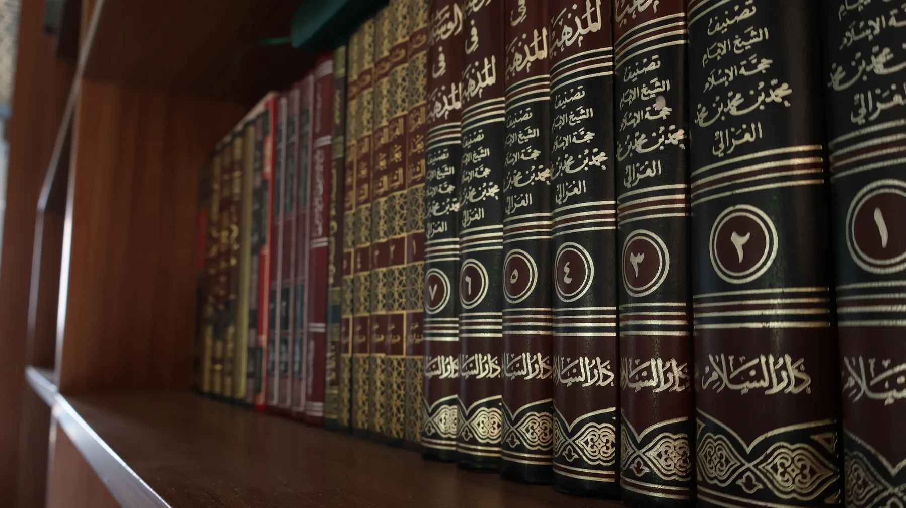 Tefsir, hadis ve fıkıh kaynaklarından beş raf. Kur'an ve tecvid derslerindeki 340'tan fazla öğrenci için tutuluyor, isteyen herkese de açık.