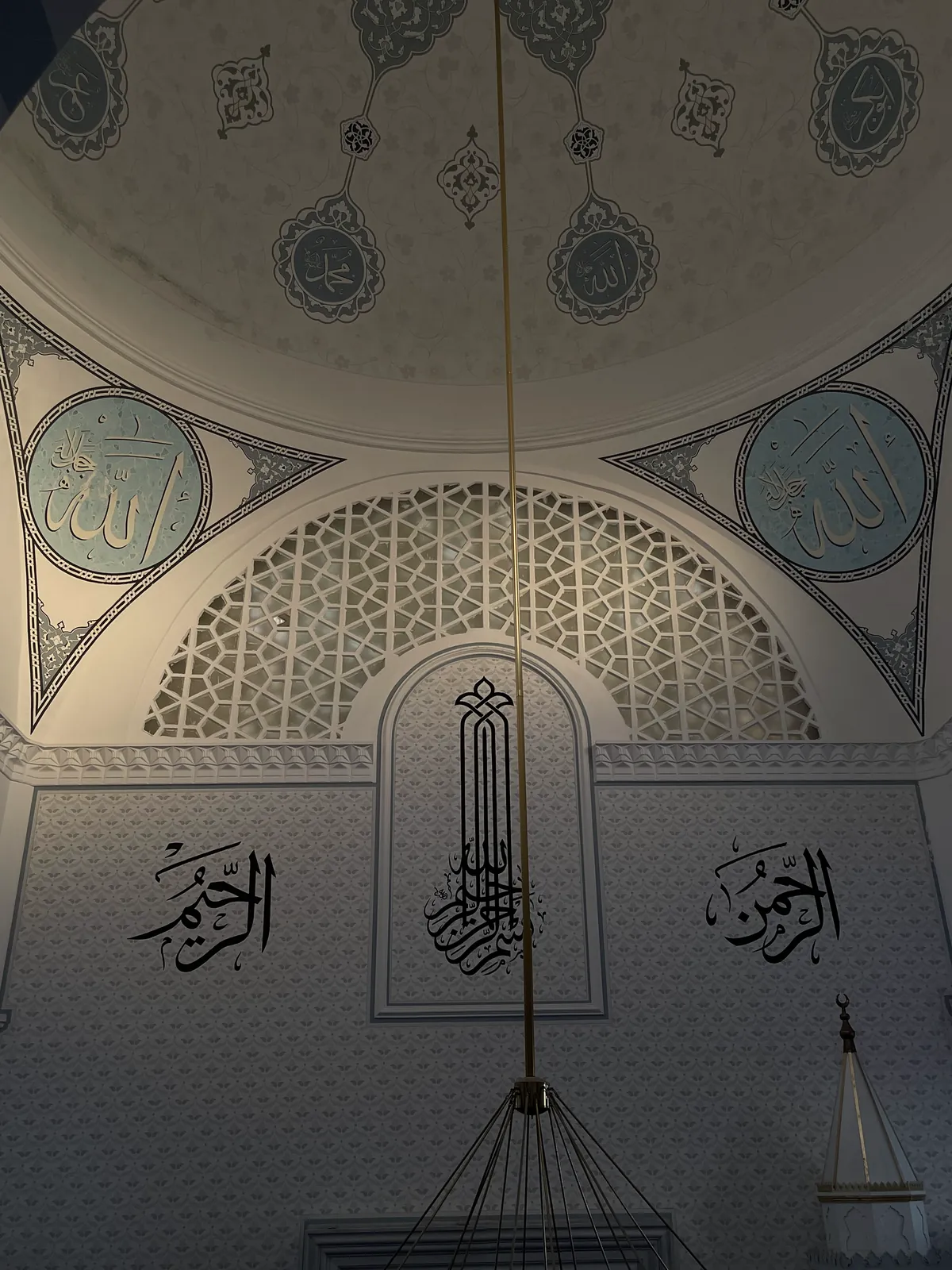 Üç katta 240 m², hepsine çıkan bir asansör, kadınlar mescidi ve ana kat dolunca açılan bir mahfil.