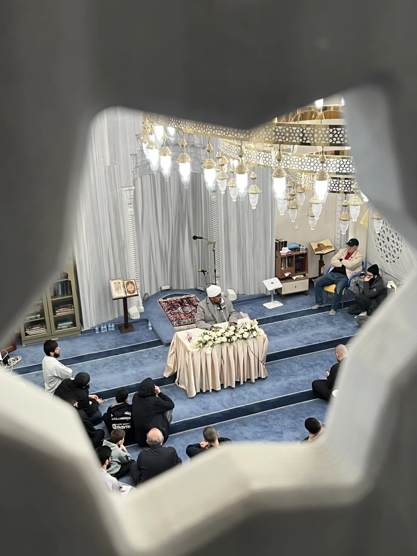 Üst mahfil, ana kat dolduğunda açılıyor: cumalar, bayramlar ve Ramazan'ın son on gecesi.