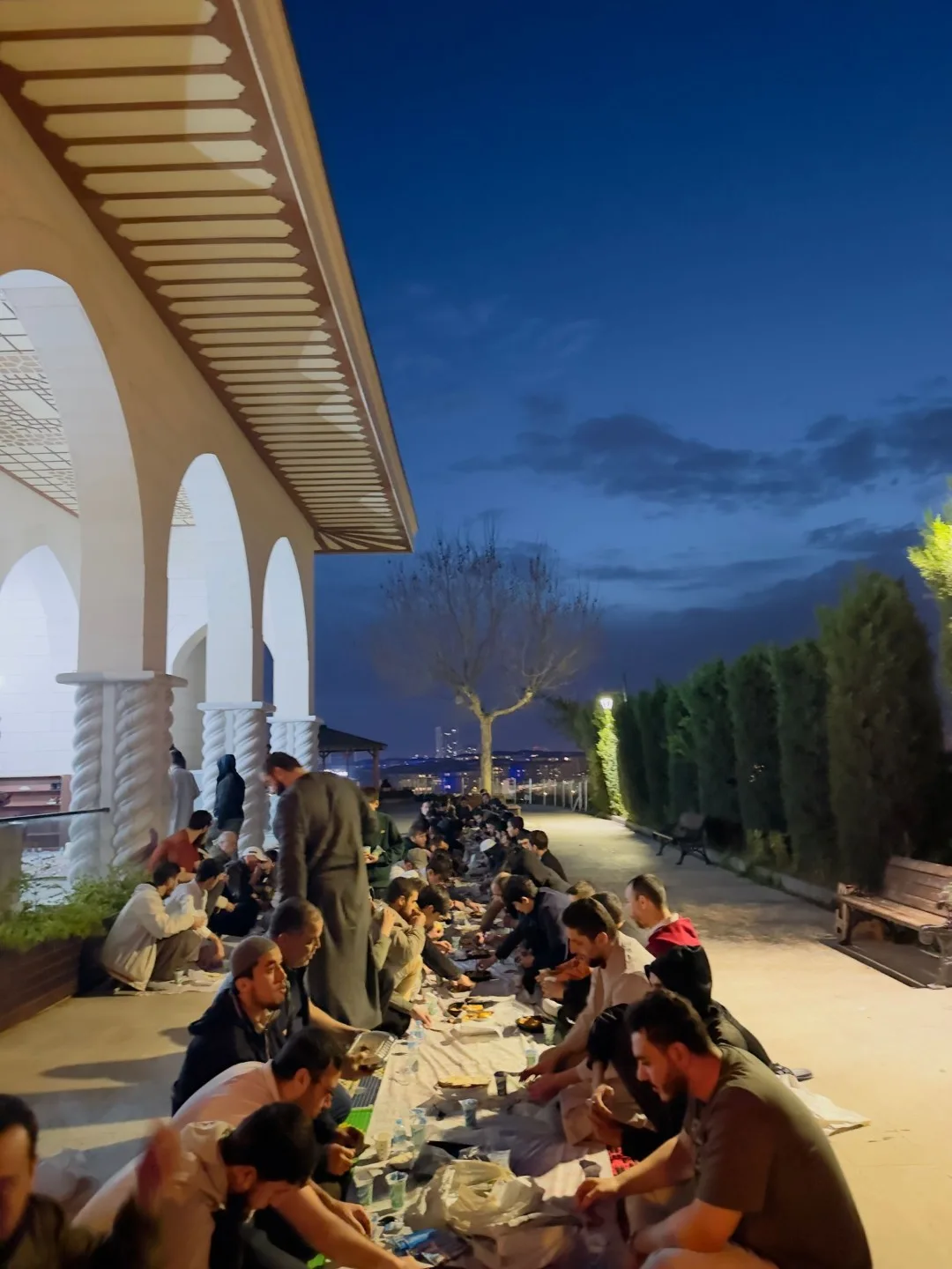 الإفطار لكل من حضر: الجيران والطلاب وعابر السبيل. ويتجاوز الحضور على مدى الشهر ثلاثة آلاف.