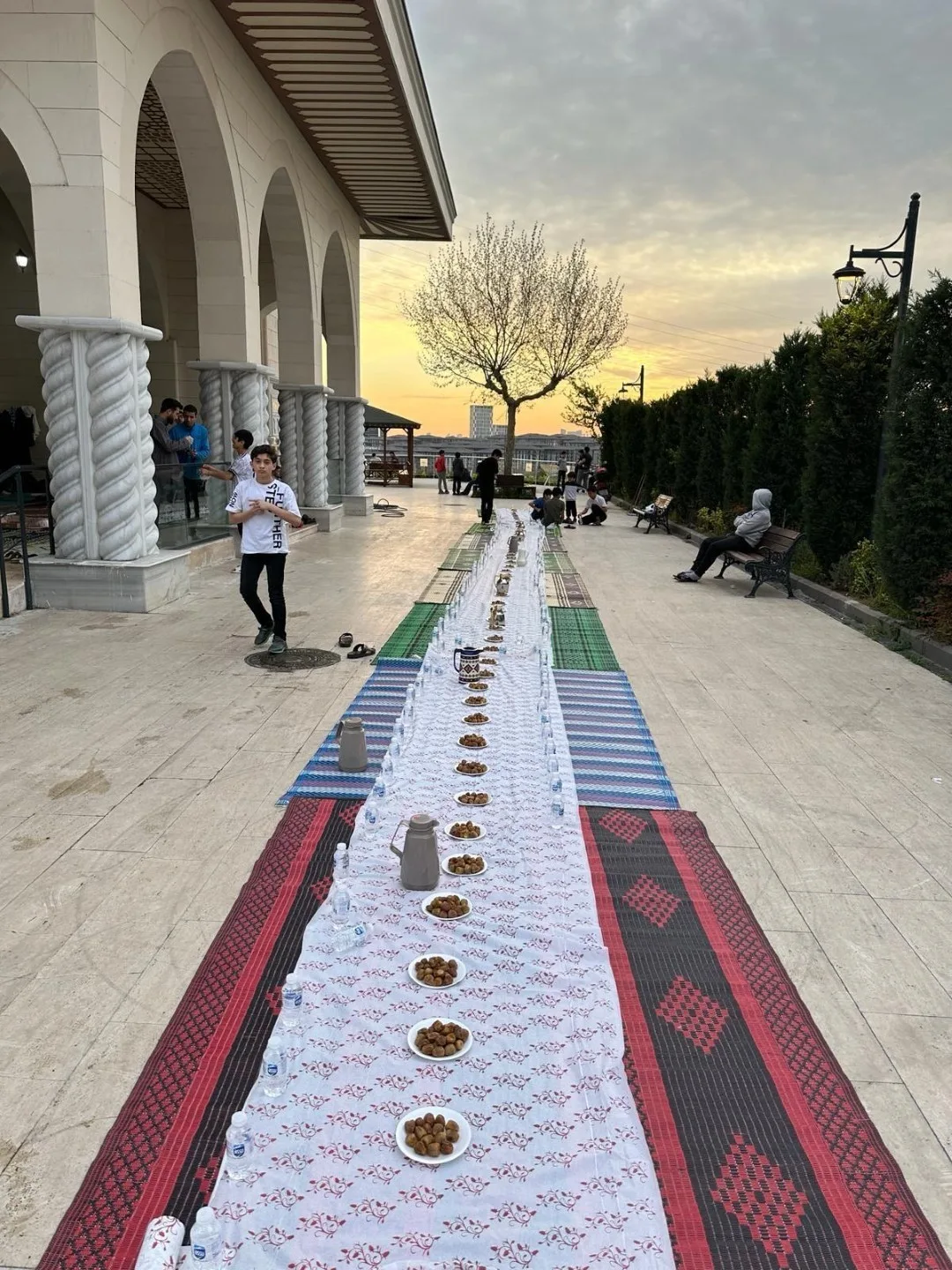 أكثر من خمسة عشر متطوعا يطبخون ويمدّون السفر ويرفعونها، كل مساء من الشهر.