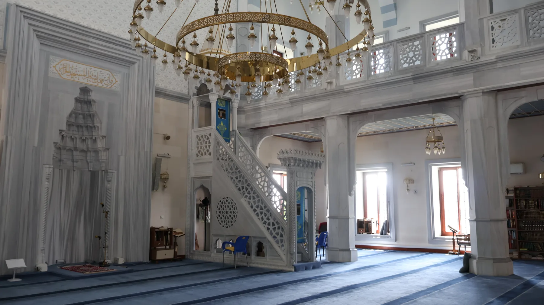 İmamımız Ali Sağ'ın kıldırdığı beş vakit namaz, 600 kişilik bir salonda.