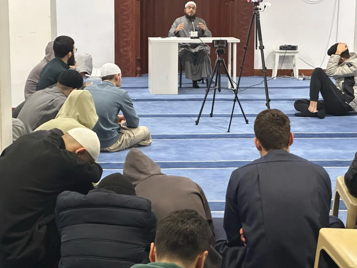 Her ders canlı yayınlanıyor ve yayında kalıyor. Dr. Ahmed Şakir'in sekerâtü'l-mevt dersi o günden bu yana 160.000'den fazla izlendi.