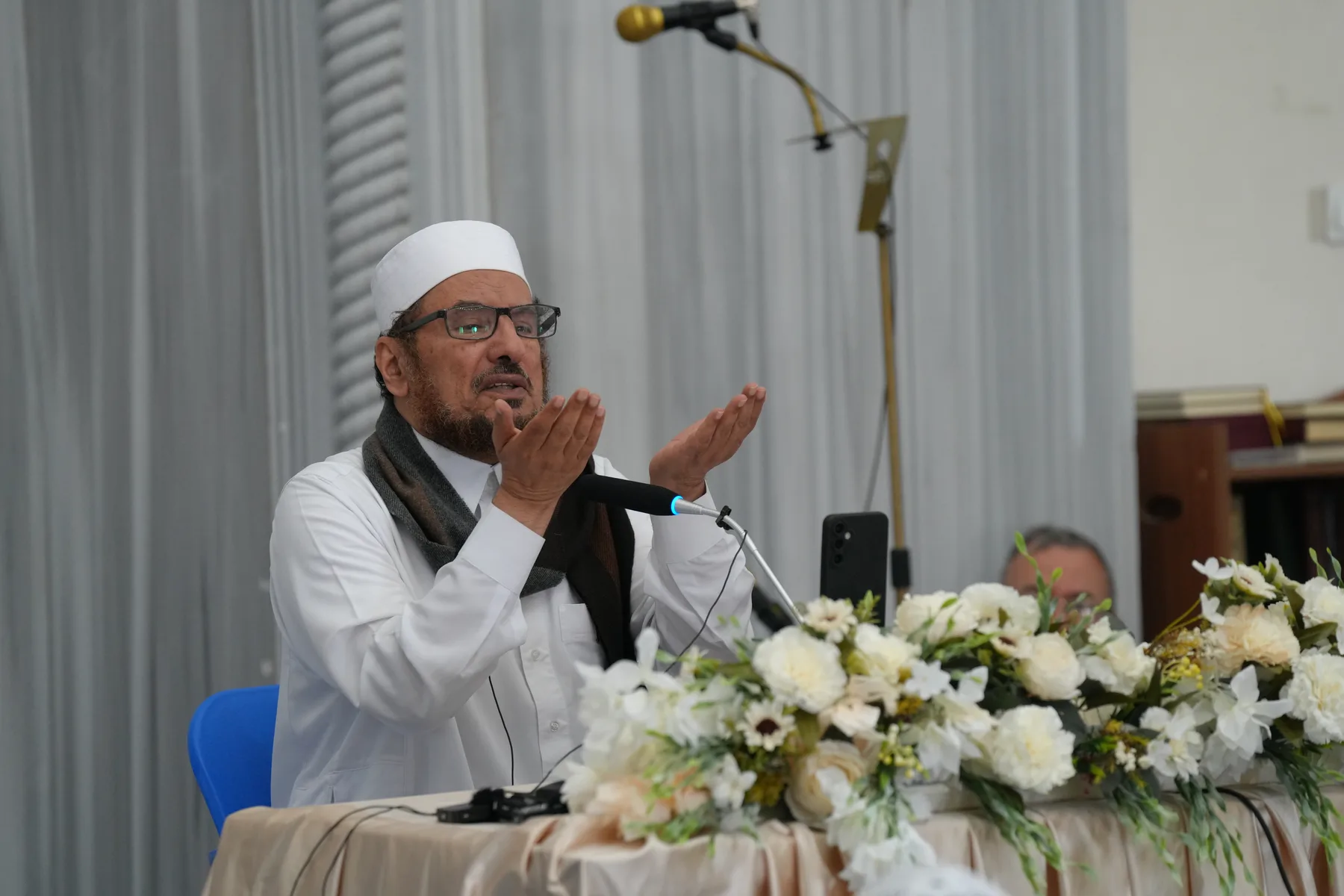 Burada ders veren hocalar arasında Dr. İsam el-Beşir, Şeyh Nebil el-Avadi, Dr. Muhammed el-Avadi, Dr. Abdulvehhab et-Tariri ve Yusuf Estes var.