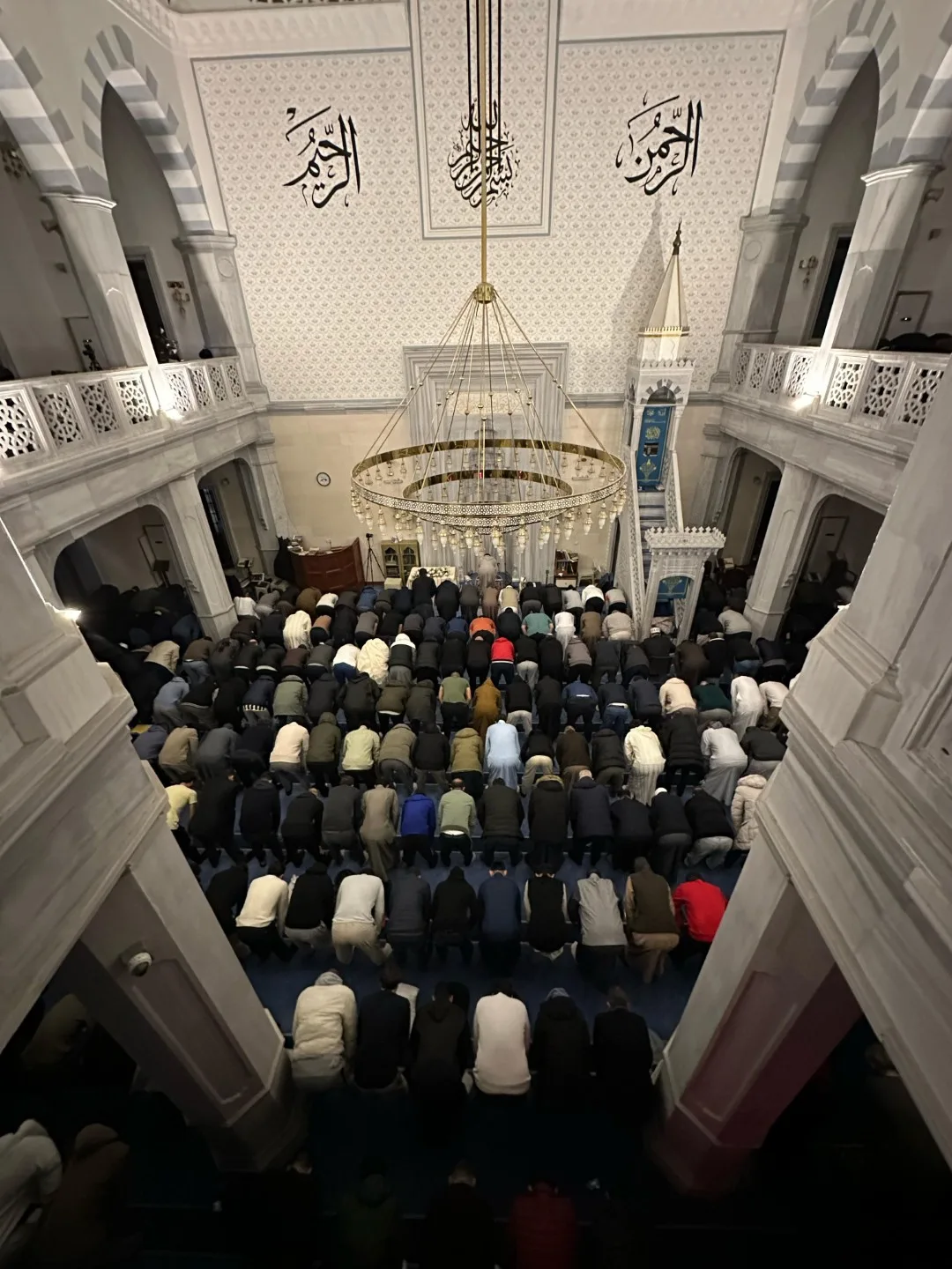 Her gece iki teravih kılınıyor; cemaat ay bitmeden Kur'an'ı iki kez hatmediyor.